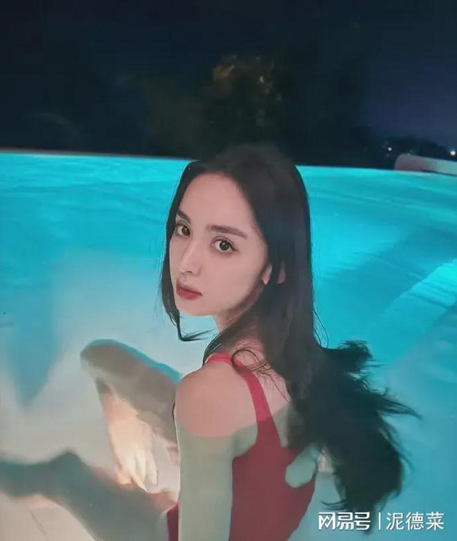 泳衣女性照片_明星泳衣图片_泳衣明星图片高清