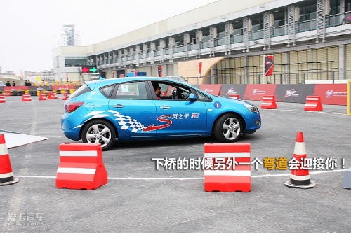 极品飞车操作说明_极品飞车2操作_极品飞车手游操作