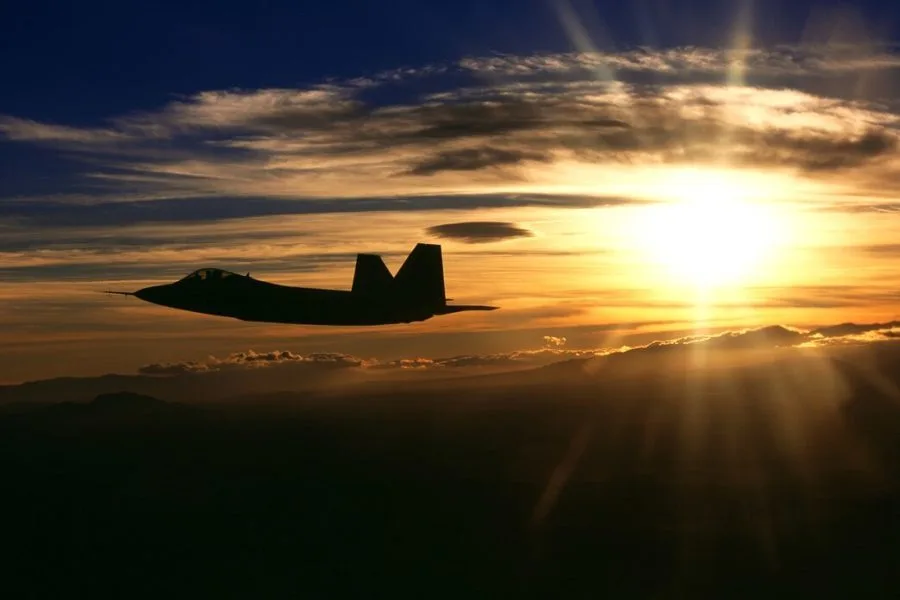 f-22猛禽战斗机图片-探秘F-22猛禽战斗机：设计之美与科技力量的完美结合
