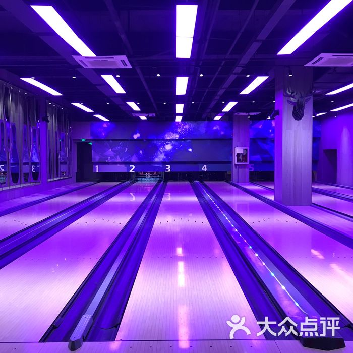 打保龄球图片-保龄球馆的超级嗨体验：欢乐与技巧并存，你不容错过